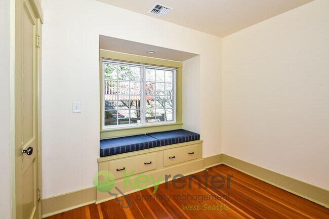 Building Photo - Executive Style 5 Bedroom with Garage and Outdoor Space