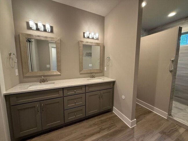 Building Photo - Gulf Breeze - 4 bedroom, 2.5 bathroom - lawn care included