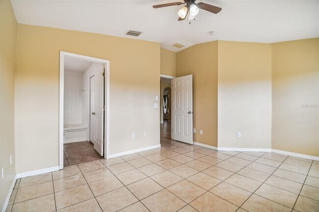 Building Photo - 7956 Carriage Pointe Dr