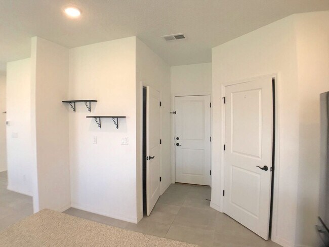 Building Photo - Gorgeous, Newer 3 bedroom in Los Lunas! Op...