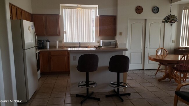 Building Photo - 6525 N Shadow Bluff Dr