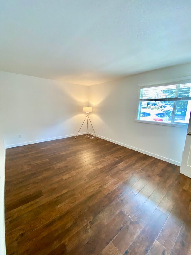 Building Photo - Gorgeous 2 bed 1 Bath Condo