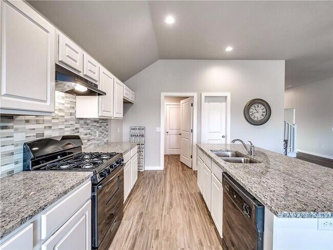 Building Photo - Beautiful 3/2 on a .56 acre lot!