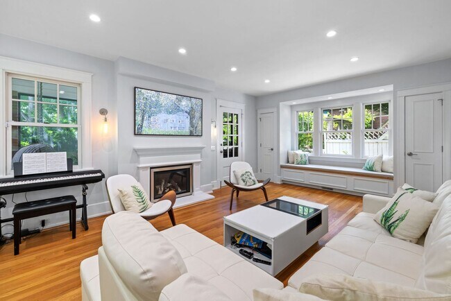 Building Photo - *Beautifully Updated & Spacious 4BD/3.5BA ...