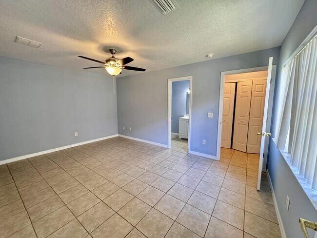 Building Photo - For Rent – 1 Bed / 1 Bath Unit in Davenpor...