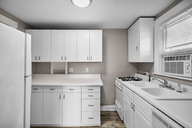 Building Photo - $25 Drive by & Apply for Beds 2 Bath House...