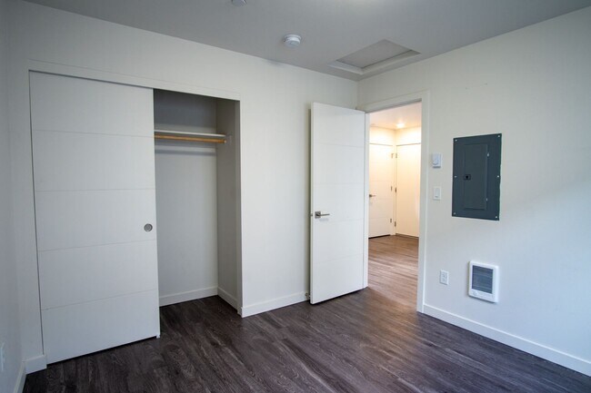 Building Photo - Contemporary 1-Bed Flat w/ DW, W/D & 2 WEE...