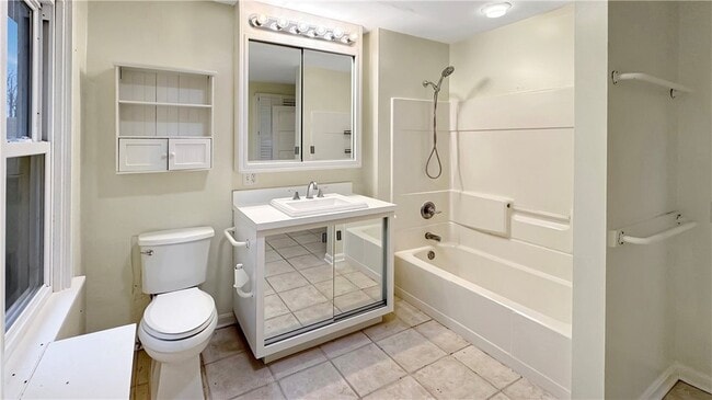 Building Photo - 170 Stone Quarry Rd