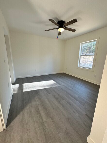 Building Photo - 560 White Pine Dr