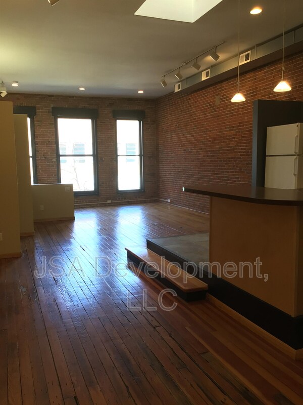 Building Photo - 220-224 E 4th St