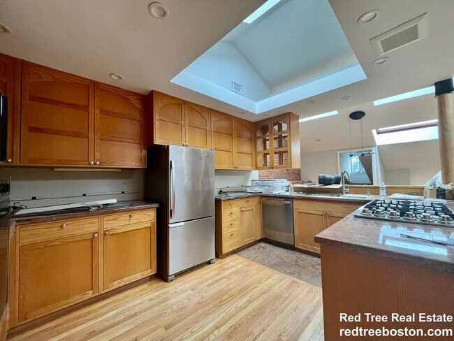 Primary Photo - 1682 Beacon St