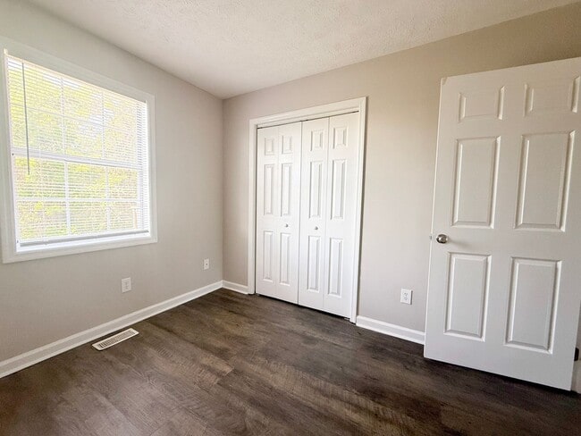 Building Photo - 480 W 4th St