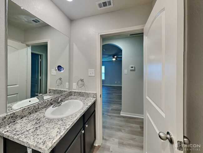 Building Photo - 715 Wonderland Trail