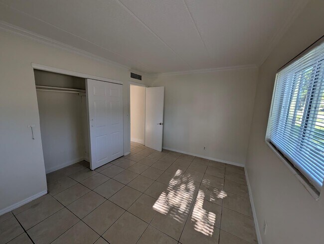 Building Photo - 817 Lighthouse Dr