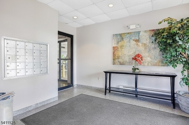 Building Photo - 850 Main St