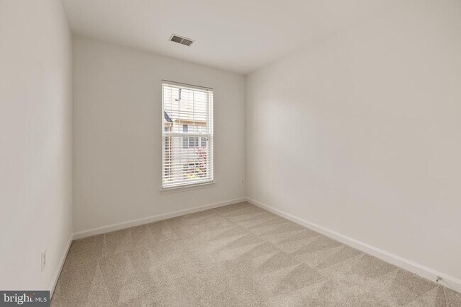 Building Photo - 956 Harrison Cir