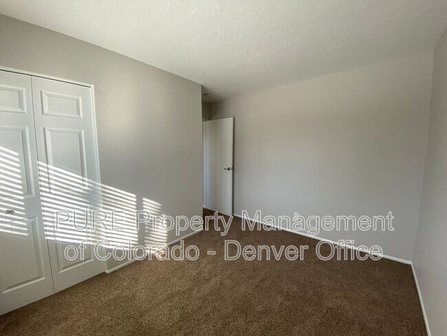 Building Photo - 564 S Carr St