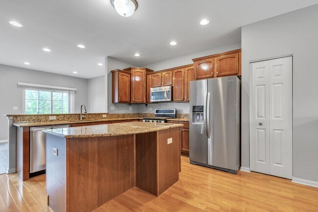 Building Photo - 660 Grosvenor Ln