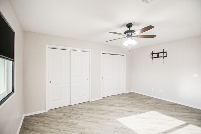 Building Photo - Large 1 + Acre Lot with 3 bedroom home in ...