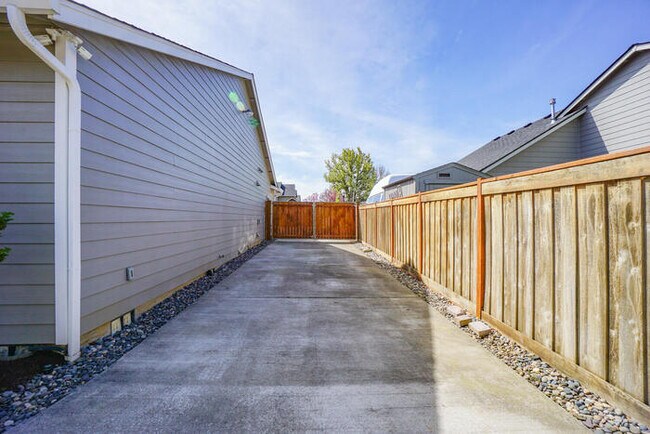 Building Photo - BEAUIFUL RAMBLER IN SOUTHVIEW HEIGHTS