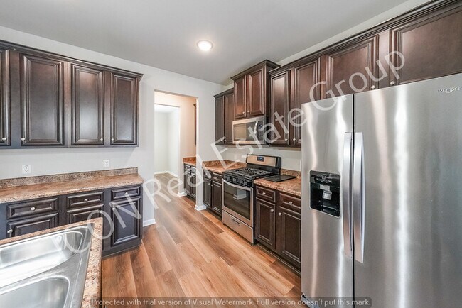 Building Photo - 3/3 Townhome with 2 car garage