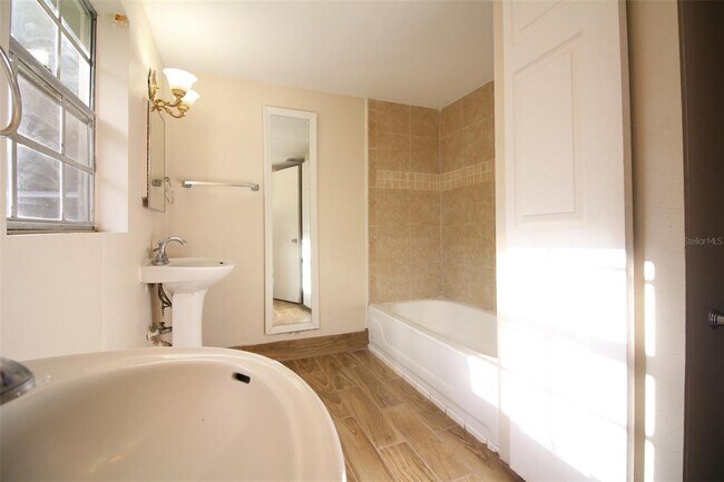 Building Photo - 350 Bonnyview Dr