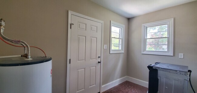 Building Photo - Haymount Charm Home