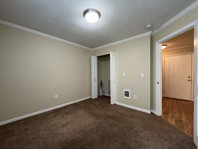 Building Photo - Spacious 904 Sq Ft Home in Bethany with Garage Parking, Washer/Dryer & Modern Kitchen Features