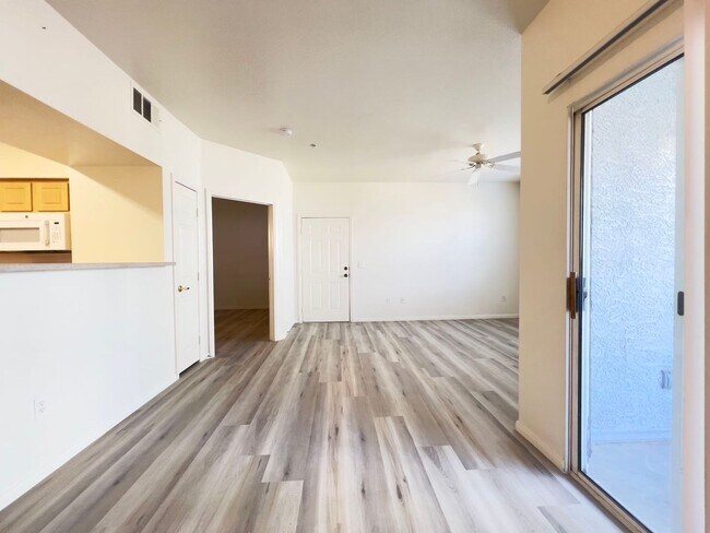 Building Photo - Sweet condo on the first leve