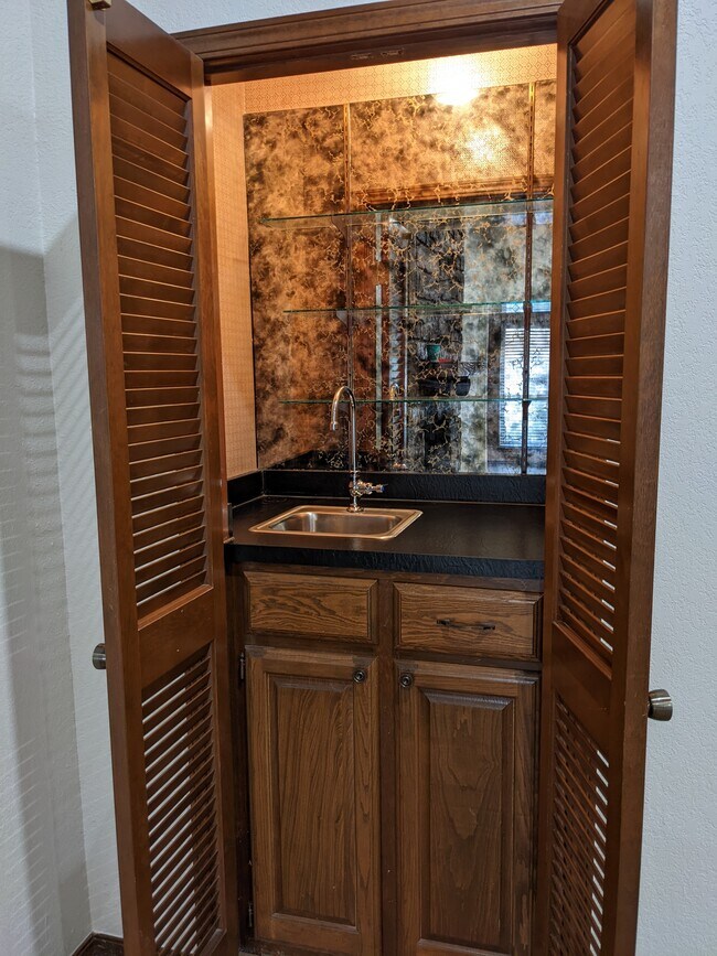 Wet bar - 1618 Julie Plz