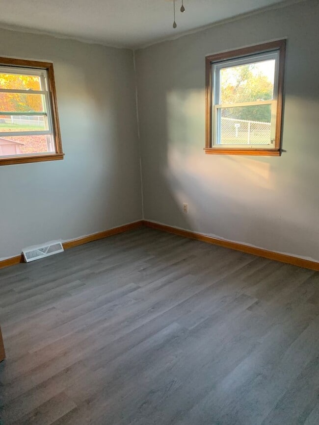 Building Photo - 3 Bedroom / 1.5 Bath One level Home  Gray TN 37615