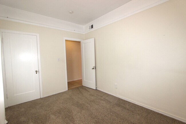 Building Photo - Gorgeous 2 bedroom 1 bathroom downstairs apartment available May 1, 2026