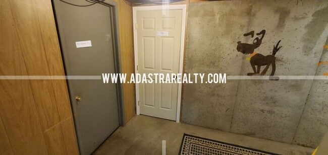 Building Photo - Spacious Shawnee Duplex-Available in SEPTE...