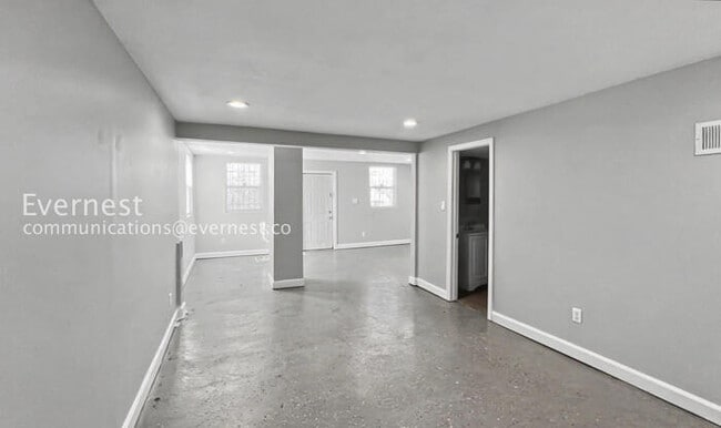 Building Photo - 4 Bed/3 Bath Home with In-Unit Laundry / Available Now!