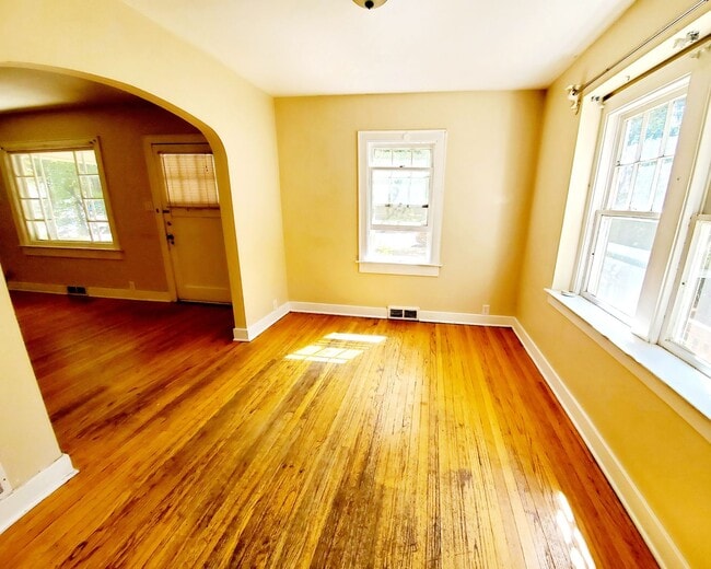 Building Photo - Aug 1st 2026/2027 Pre-leasing Close to 1.5 Blks to CSU & Old Town