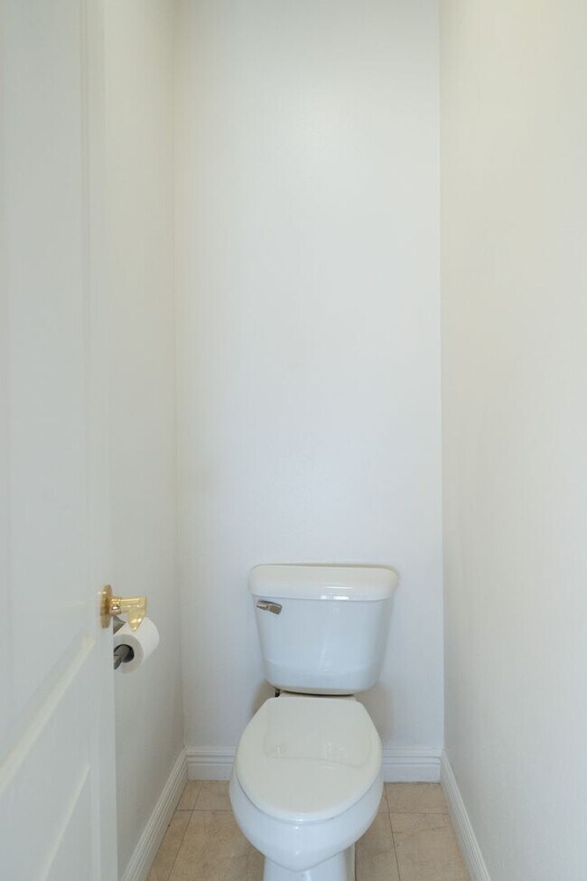 Building Photo - 2 WEEKS OFF SPECIAL..BEAUTIFUL 4 BED 3 BATH UNIT!!!!!