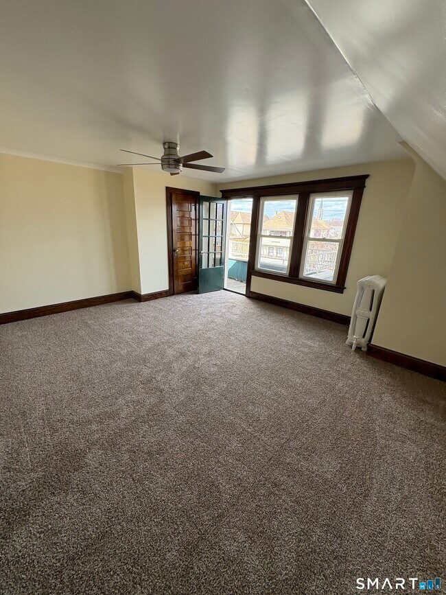 Building Photo - 689 Maplewood Ave