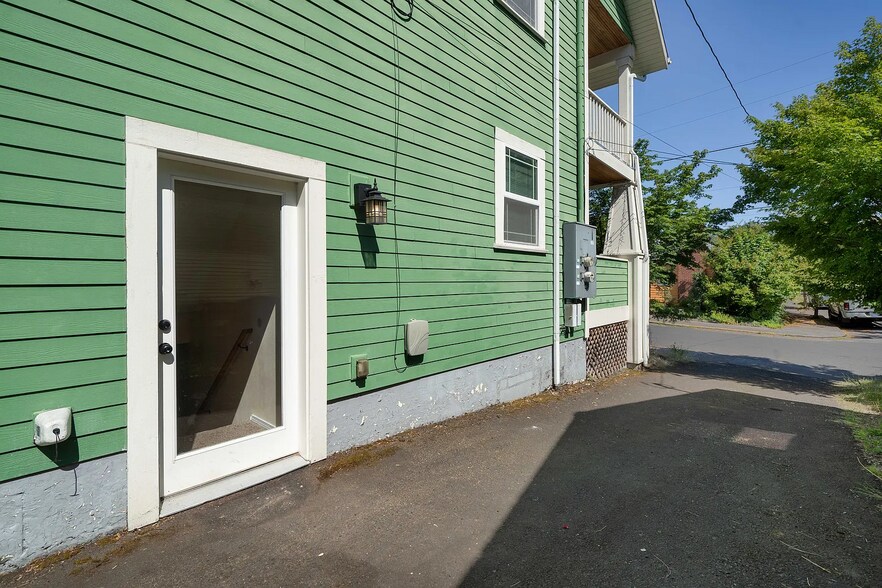 Building Photo - 4642 SE Madison St