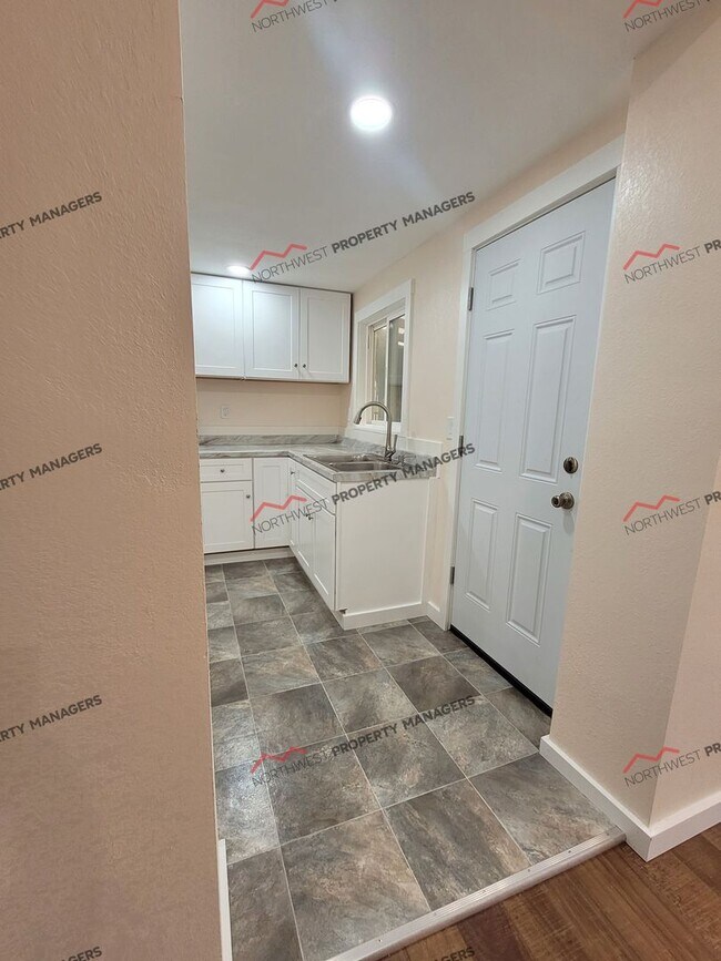 Building Photo - R290