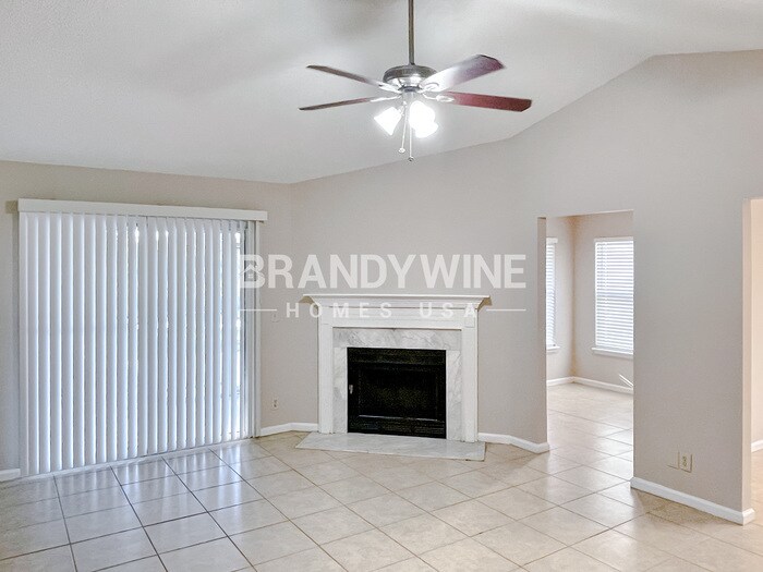 Building Photo - 13550 Valbuena Ct
