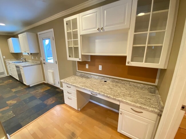 Building Photo - Beautiful 3 Bedroom Home with Custom Touches!