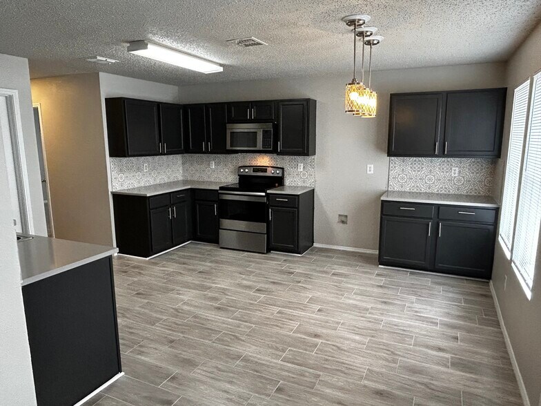 Building Photo - 8720 Hunters Creek Dr