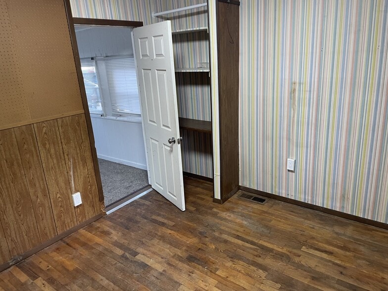 Building Photo - 701 W Holmes Rd