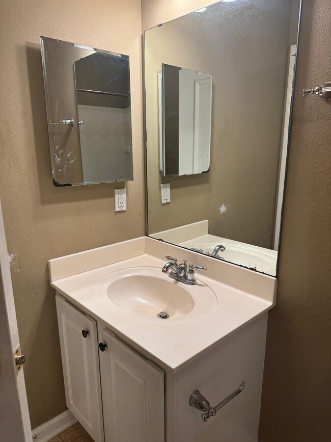 Building Photo - 2186 Heathrow Dr