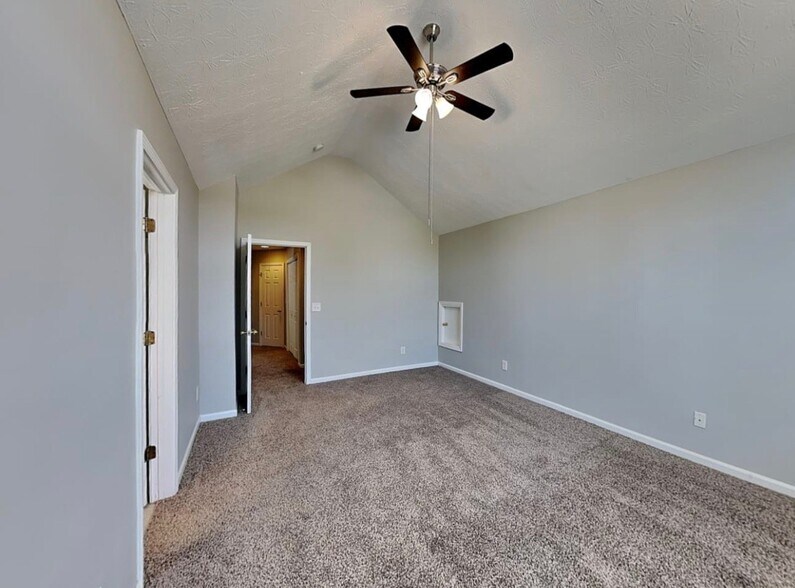 Building Photo - 2621 Fairstone Ave