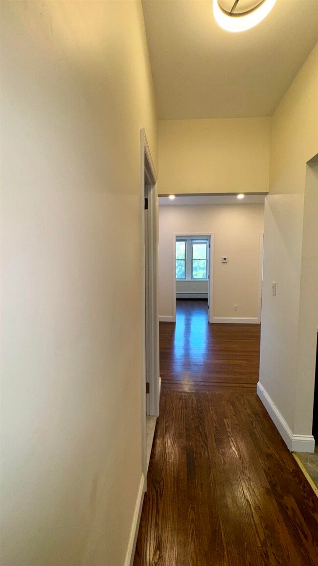 Building Photo - 76 Beacon Ave