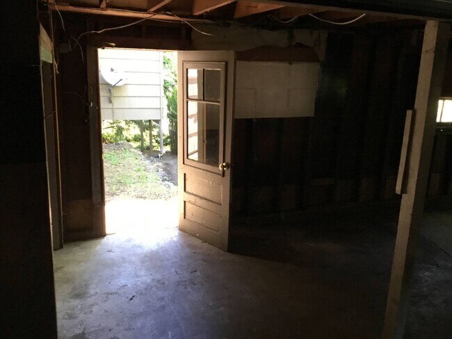 Building Photo - 5 Bedroom House in Southeast Eugene