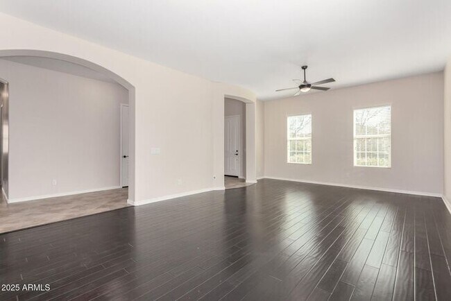 Building Photo - Stunning 4 bedroom, 3 bathroom home in the...