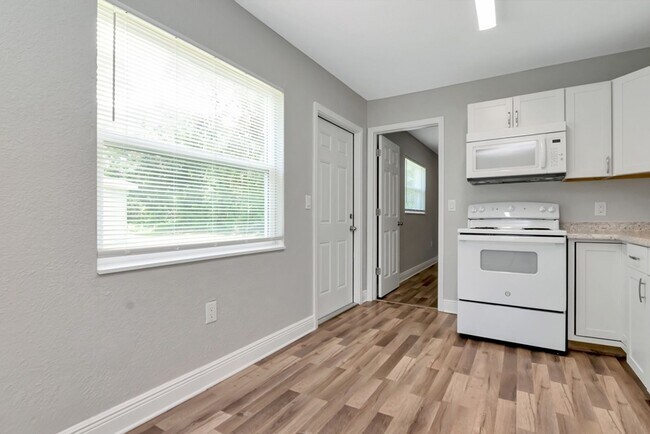 Building Photo - Beautifully Updated 3/2 in Bradenton — Up ...