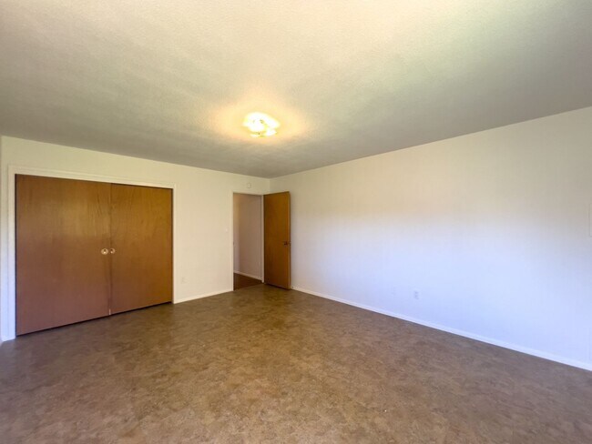 Building Photo - Charming 2 Bed / 2 Bath Home on 1.05 Acres...